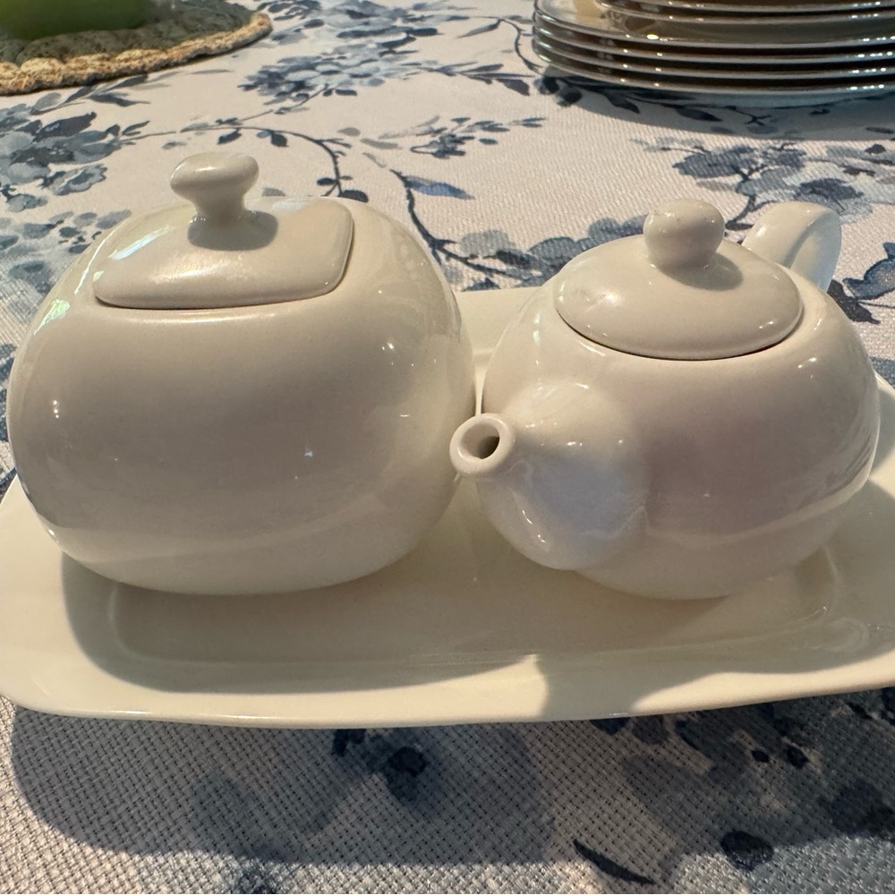 Villeroy & Boch White Sugar and Creamer Set